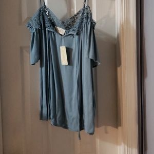 Sweet Wanderer off the shoulder